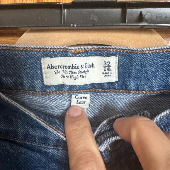 Abercrombie & Fitch Women's Curve Love The 90’s Slim Straight Jeans - 32/14 Long - Picture 2 of 3